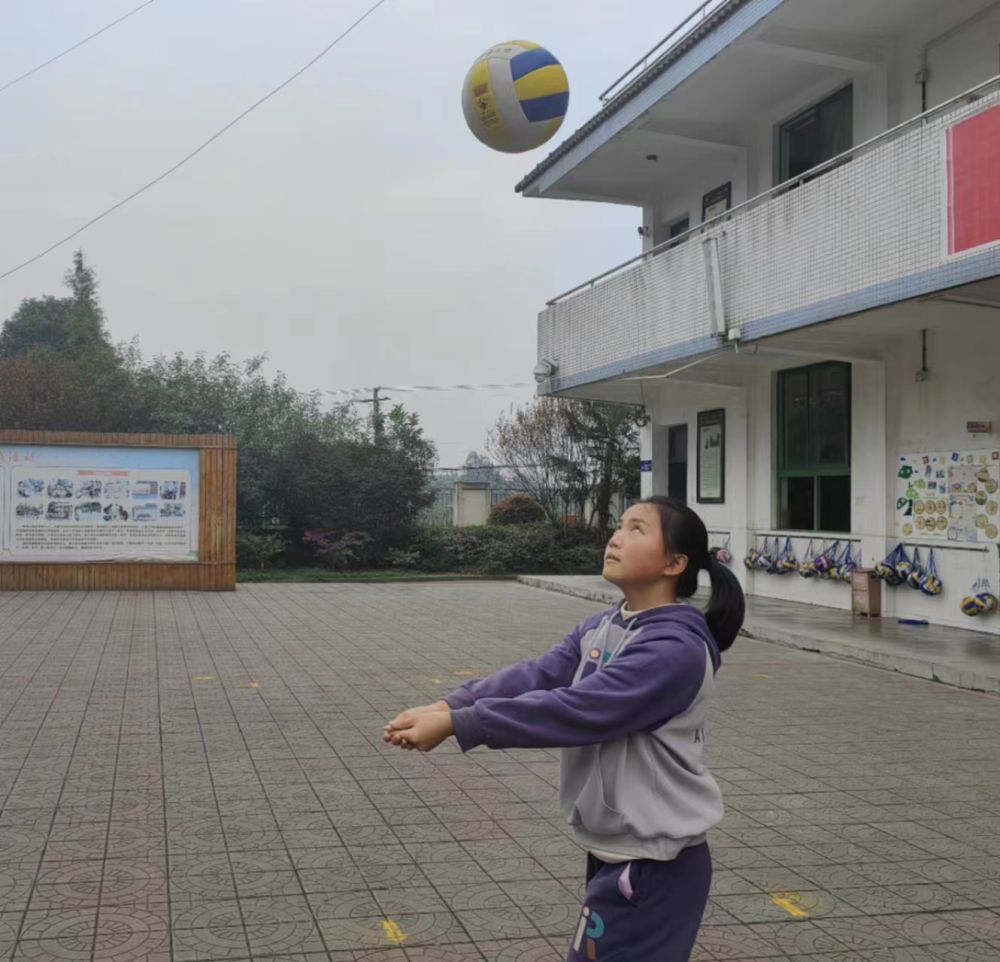 组建一年多，教练是兼职…靠排球“逆袭”，乡村少年“向阳而生”