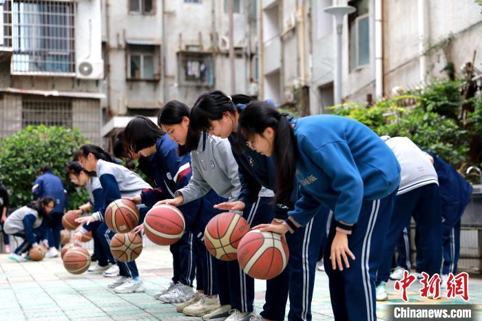 多地体育中考项目调整，中长跑缘何成关注重点？