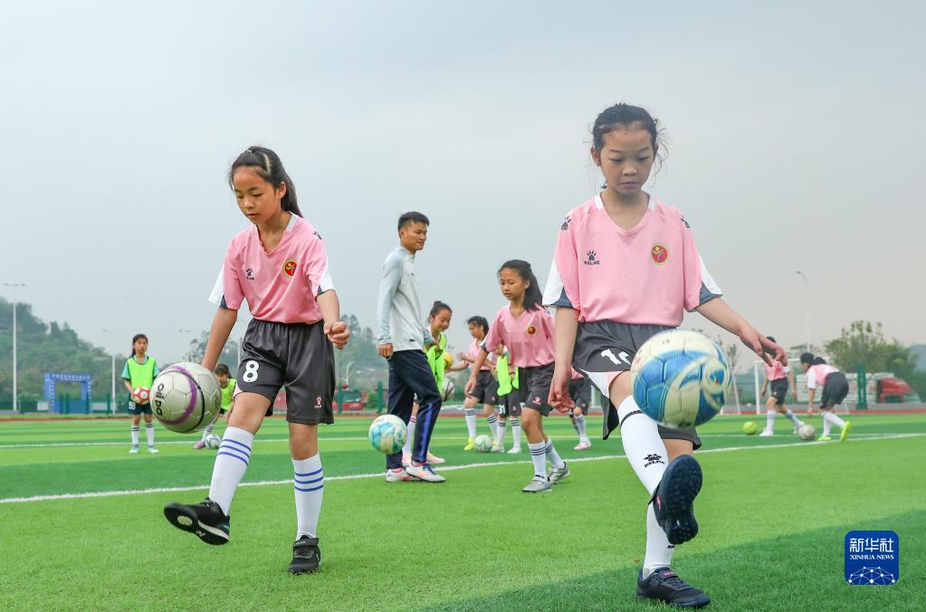 四川华蓥：校园女子足球队逐梦绿茵场