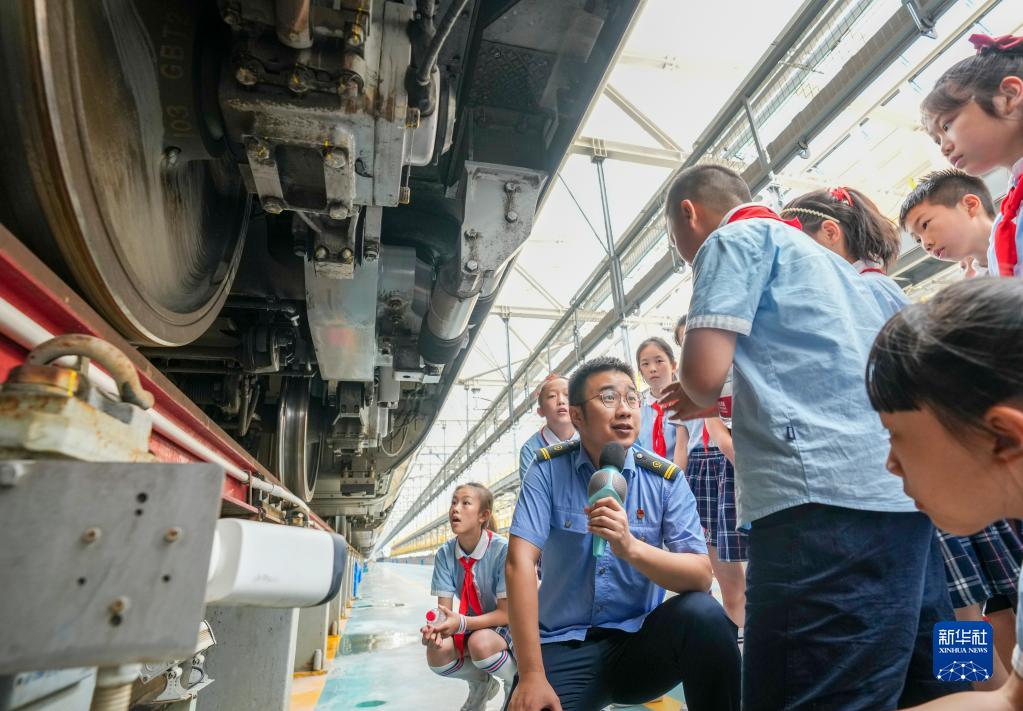 重庆：小学生探访动车所 体验中国高铁科技