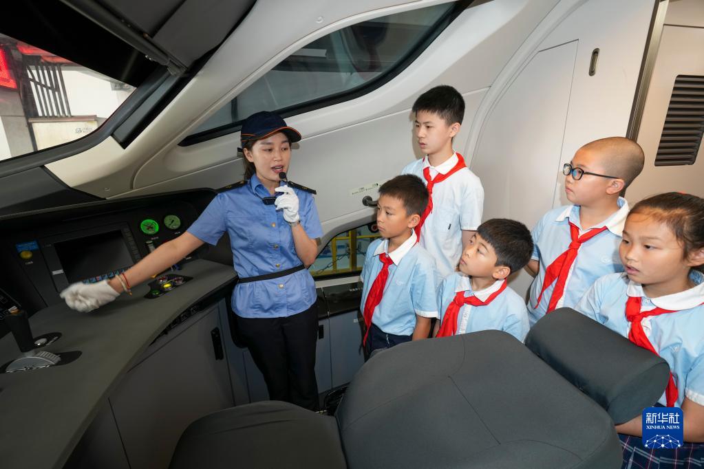 重庆：小学生探访动车所 体验中国高铁科技