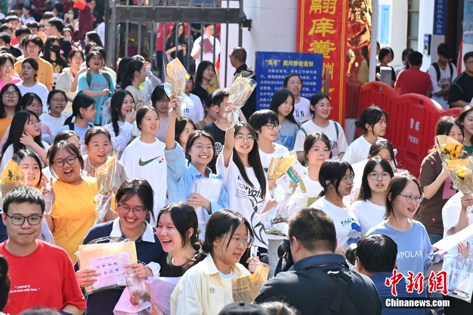 喜悦“溢出屏幕”！多地高考收官 考生与亲友庆祝