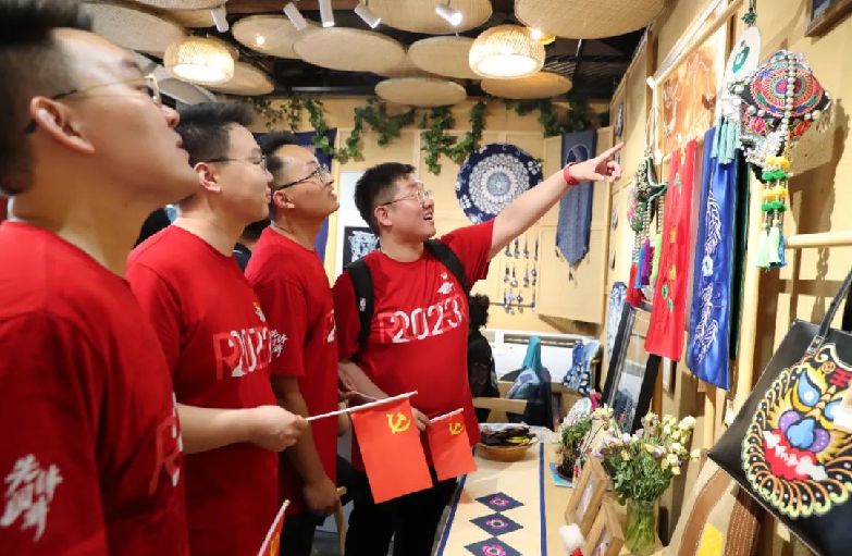 首都高校青年学生党员骨干“七一”赴中华民族共同体体验馆开展主题活动