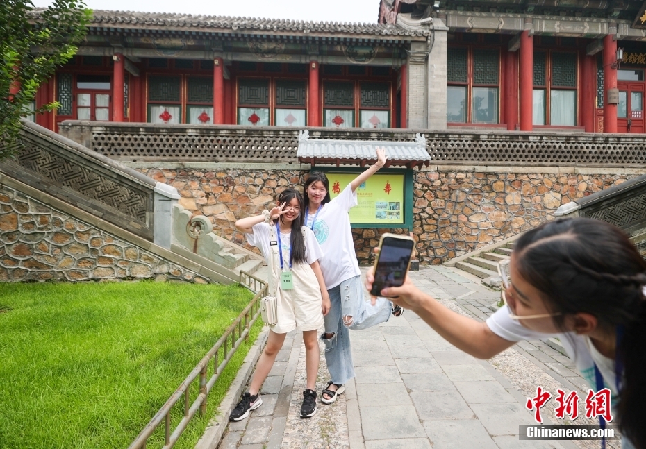 百余名海外华裔青少年参观游览北京颐和园