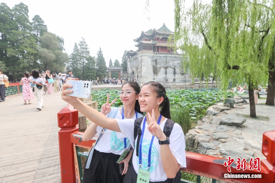 百余名海外华裔青少年参观游览北京颐和园