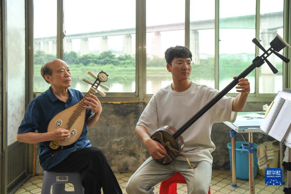 李舒尤和他的乡村音乐课堂