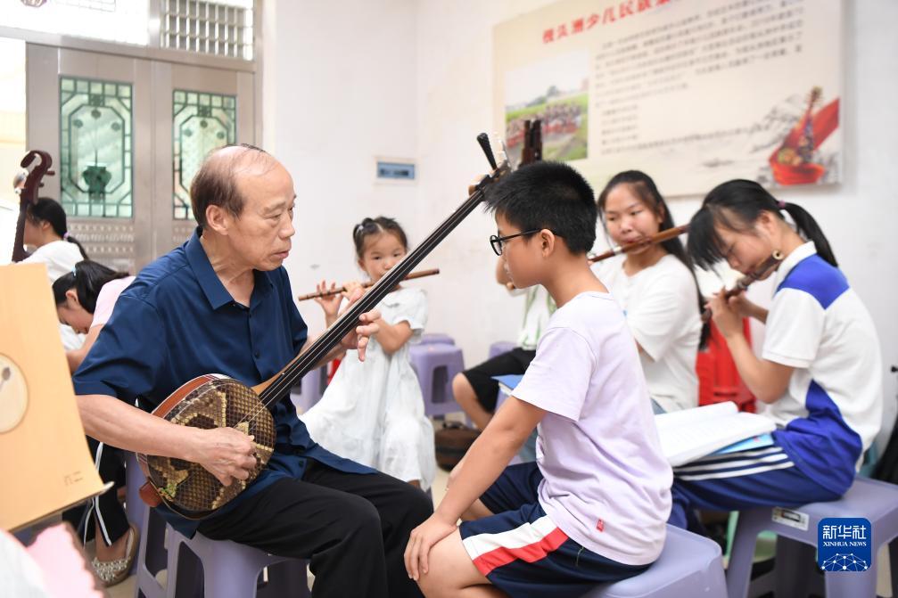 李舒尤和他的乡村音乐课堂