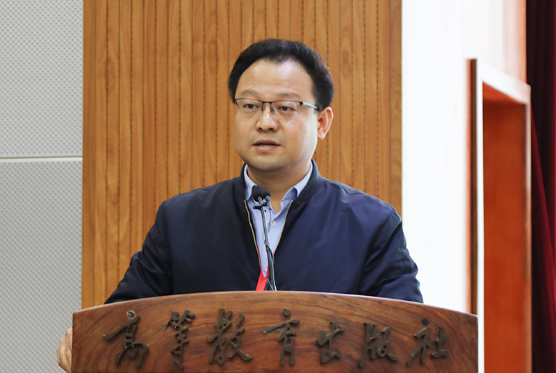 杨晓辉同志向大会作《关于第二届理事会换届方案的说明》