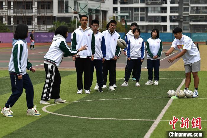 来自台湾的“校园橄榄球推广大使”： 进福州校园推广橄榄球运动