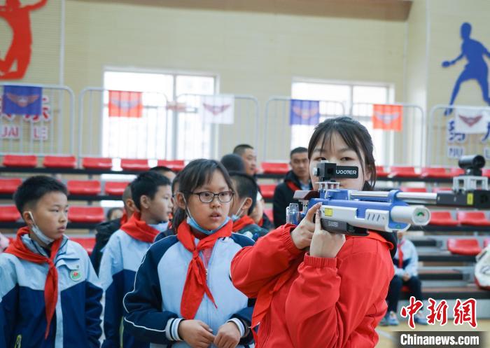 亚运会冠军进校园 西宁小学生体验射击运动