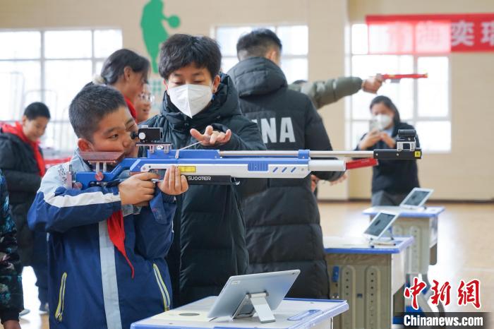 亚运会冠军进校园 西宁小学生体验射击运动