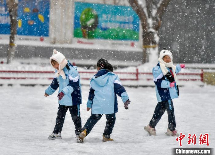 乌鲁木齐持续降雪 小学生雪中玩耍打雪仗