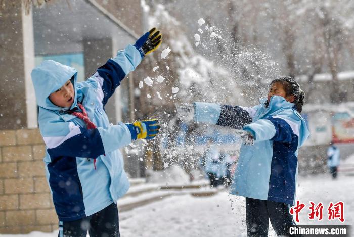 乌鲁木齐持续降雪 小学生雪中玩耍打雪仗