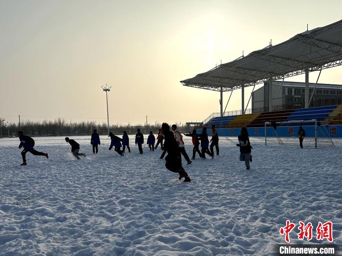 （追着雪花看新疆）教育援疆送“源头活水”滋润学子