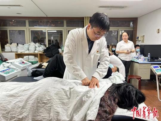 年纪轻轻爱上了推拿？当年轻人“组团”去中医推拿科