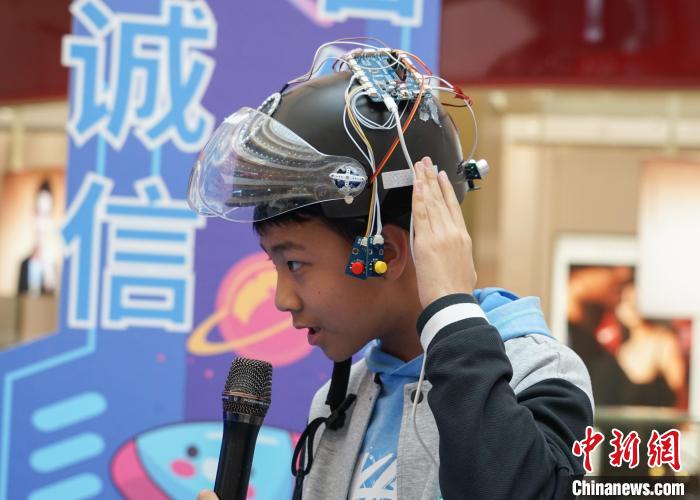 青海西宁：科技创新比赛 青少年观“AI”做手工“画”科学