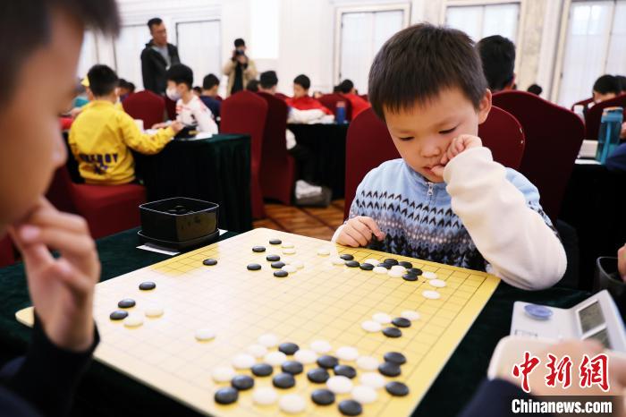 上海千余名围棋少年“棋”聚小应氏杯 展开“黑白对弈”