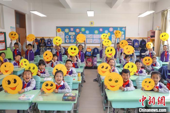 山东青岛小学生用微笑“点亮”世界微笑日