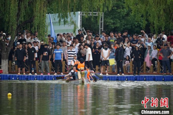 云南昆明：高校师生赛龙舟迎端午