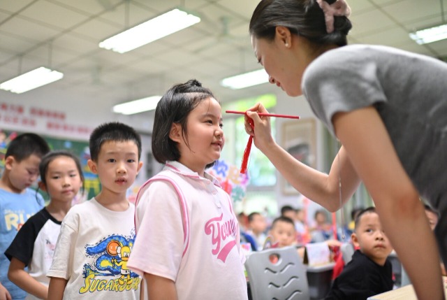 重庆：中小学生“元气满满”回归校园