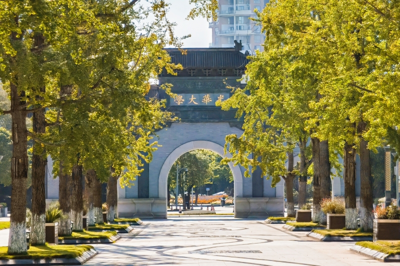 西南財經(jīng)大學(xué)光華大學(xué)門前，秋意氤氳。吳宇宸攝