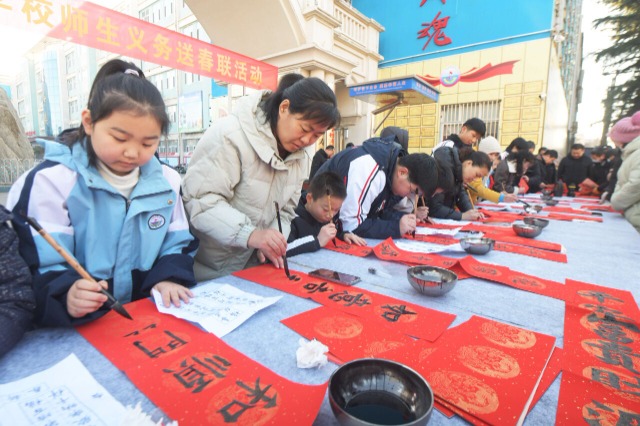 河北石家庄：手写春联送祝福