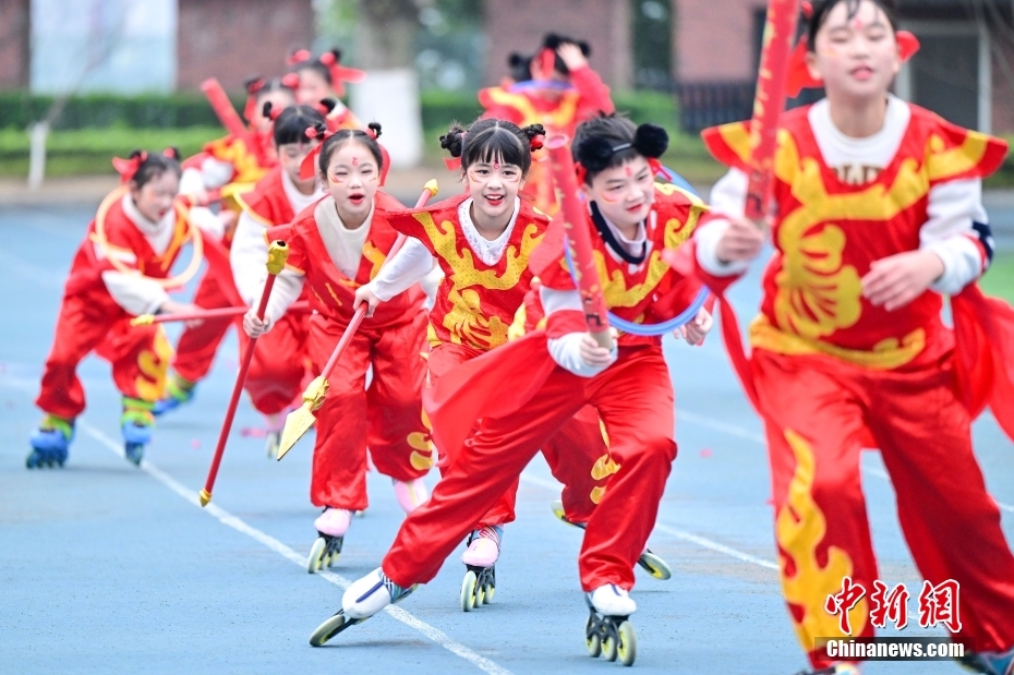 重庆小学生扮“哪吒” 迎接新学期