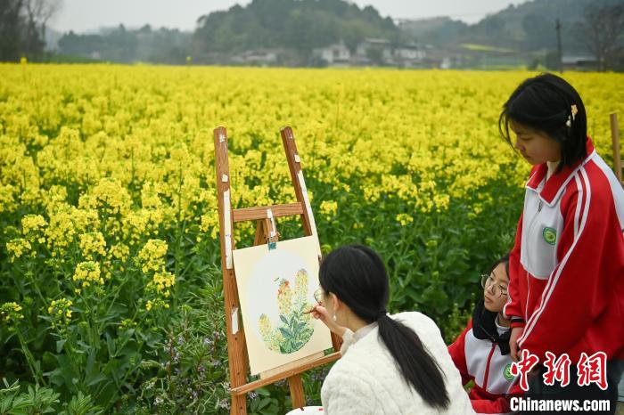 四川眉山：师生走进乡村田间写生创作