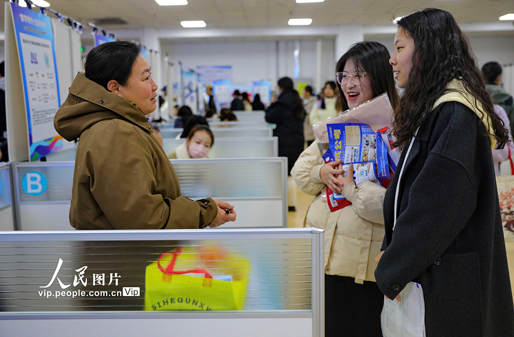 河北秦皇岛：高校毕业生专场招聘会举行