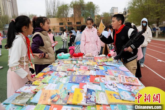 世界读书日 青海西宁小学生校园“跳蚤市场”淘书