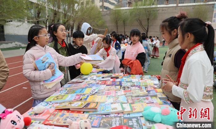 世界读书日 青海西宁小学生校园“跳蚤市场”淘书