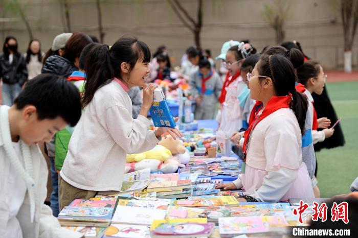 世界读书日 青海西宁小学生校园“跳蚤市场”淘书