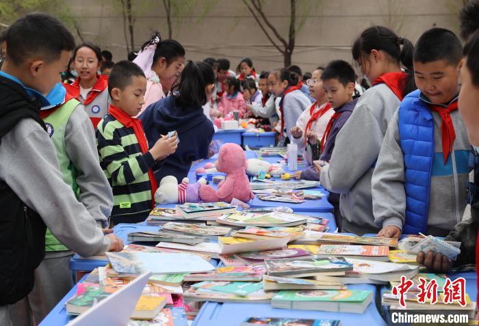 世界读书日 青海西宁小学生校园“跳蚤市场”淘书