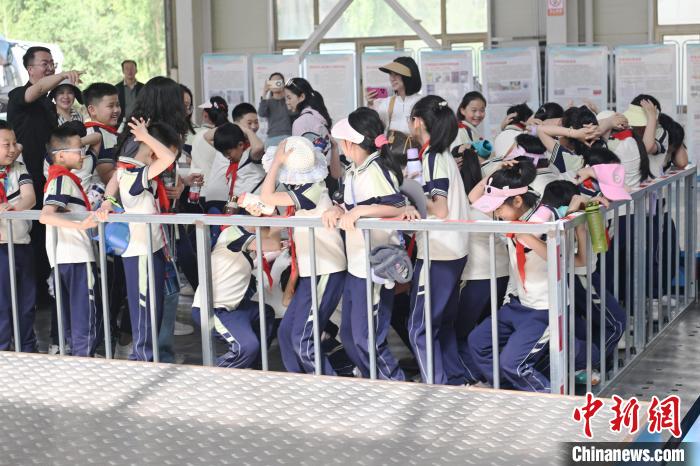 兰州百余名学生体验“实验室地震模拟”