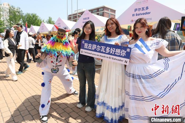 高校国际青年文化节：师生共享文化交流盛宴
