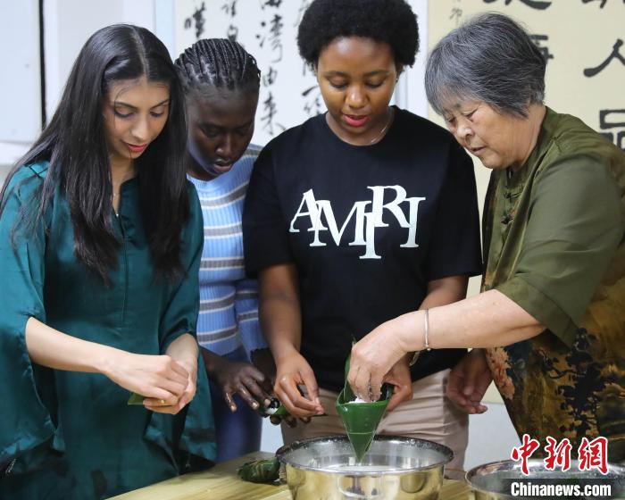 河北秦皇岛：外国留学生“花样”迎端午