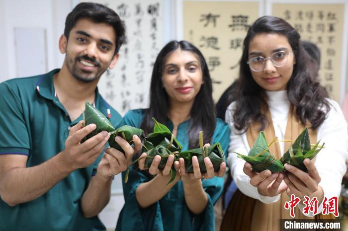河北秦皇岛：外国留学生“花样”迎端午