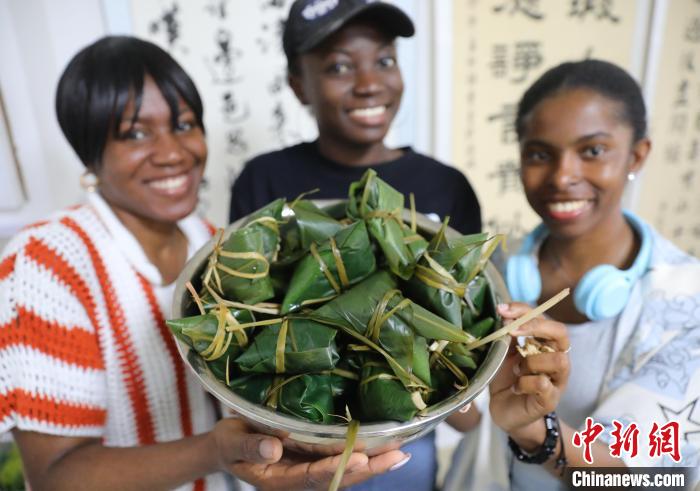 河北秦皇岛：外国留学生“花样”迎端午