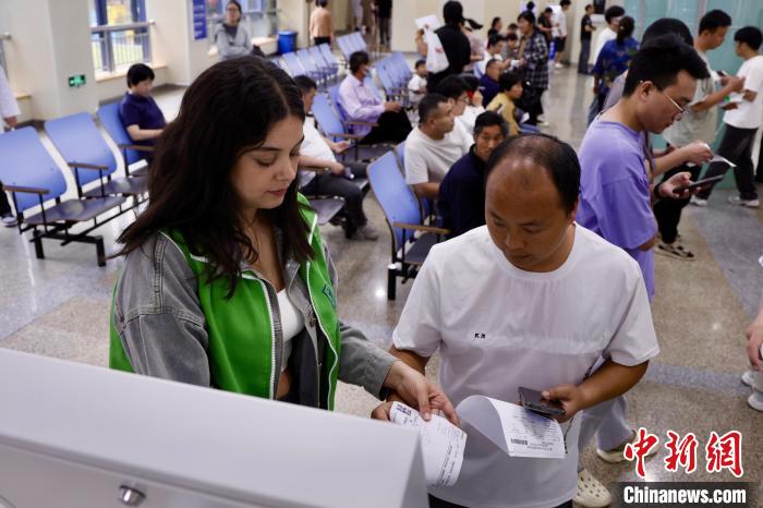 浙江义乌：浙大四院首批外籍学生志愿者上岗