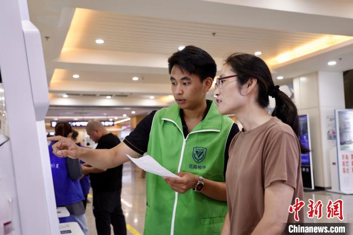 浙江义乌：浙大四院首批外籍学生志愿者上岗