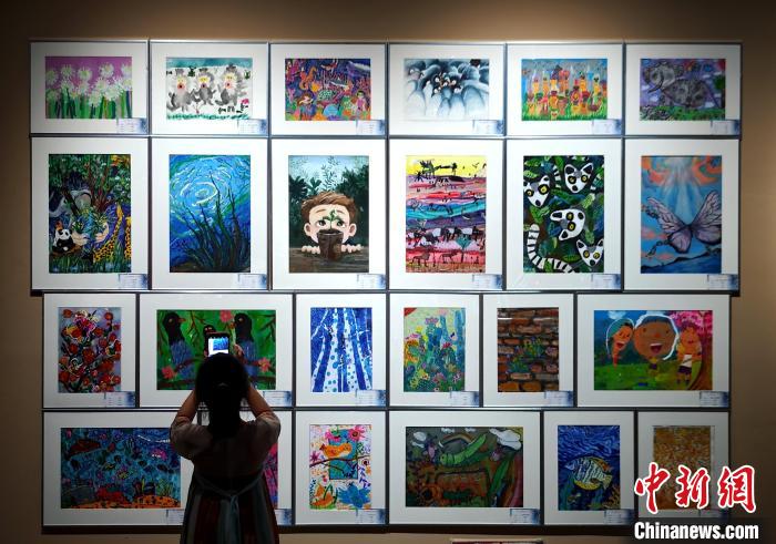 第十六届海峡两岸少儿美术大展吸引民众