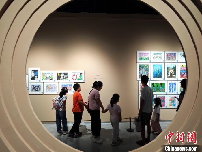 第十六届海峡两岸少儿美术大展吸引民众