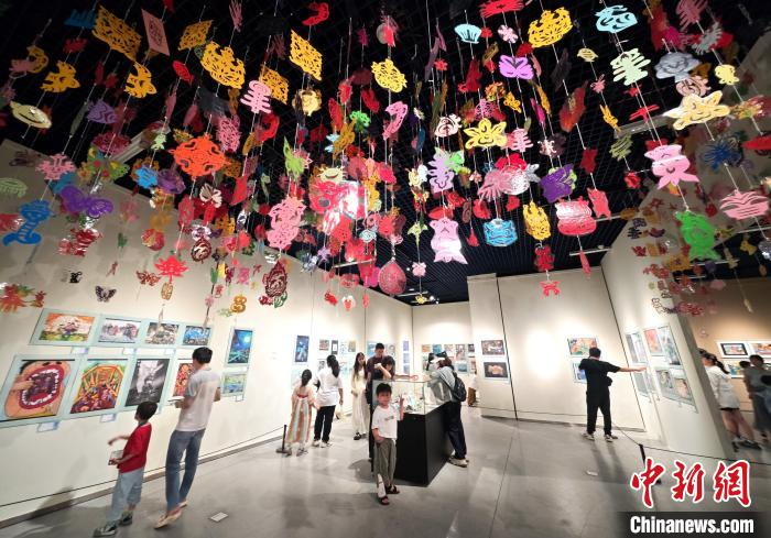 第十六届海峡两岸少儿美术大展吸引民众