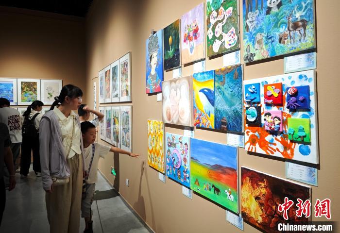 第十六届海峡两岸少儿美术大展吸引民众