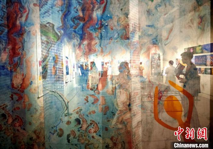 第十六届海峡两岸少儿美术大展吸引民众