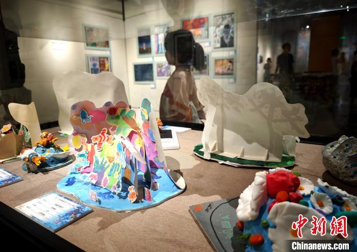 第十六届海峡两岸少儿美术大展吸引民众