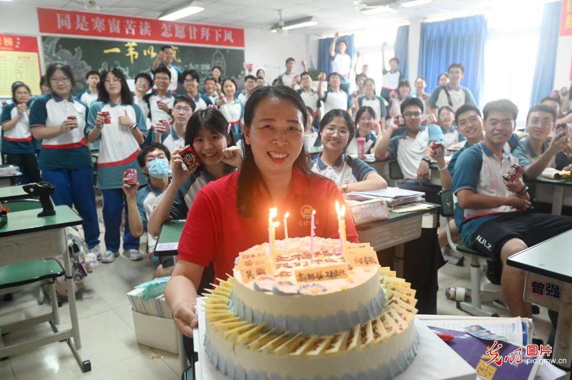 【青春逐夢 高考時(shí)刻】為夢想加油 各地花式祝福致青春