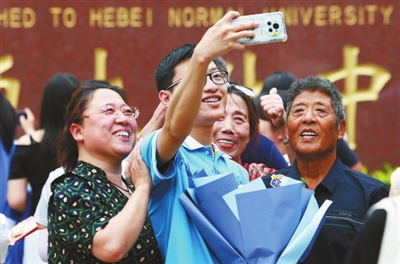 全国部分地区高考结束 追梦路上 与爱同行