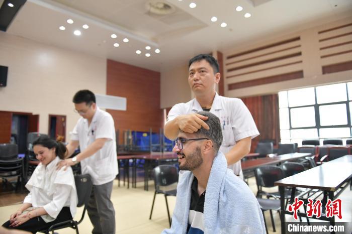 在皖外国留学生体验中医药文化