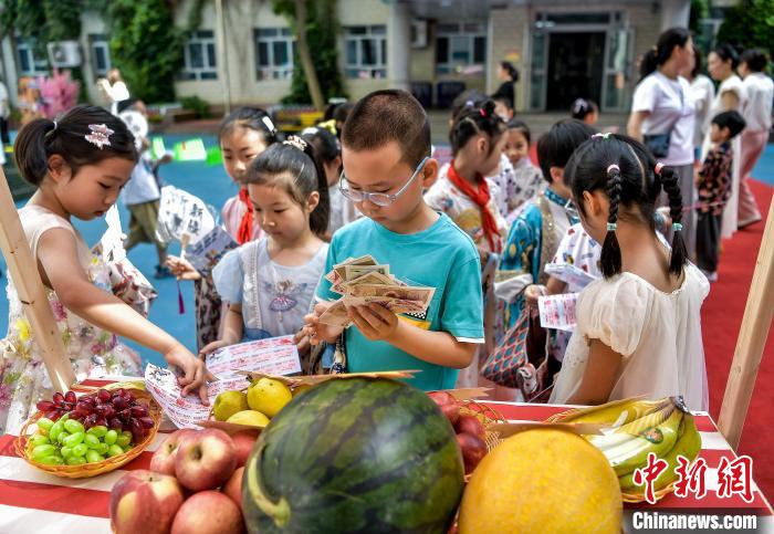 乌鲁木齐：校园“变身”游乐场